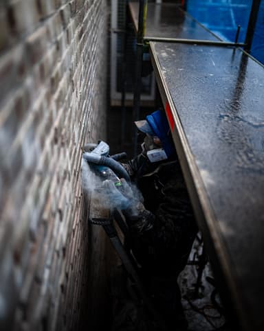 Detail slijpen voegwerk aan onderzijde gevel in Hellevoetsluis door Hydro Groep