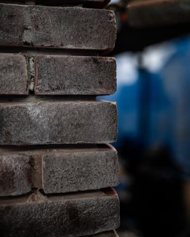 Close-up uitslijpen voegwerk met slijpmachine in Hellevoetsluis door Hydro Groep