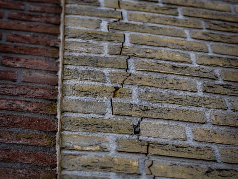 7 waarschuwingssignalen dat uw gevel dringend onderhoud nodig heeft