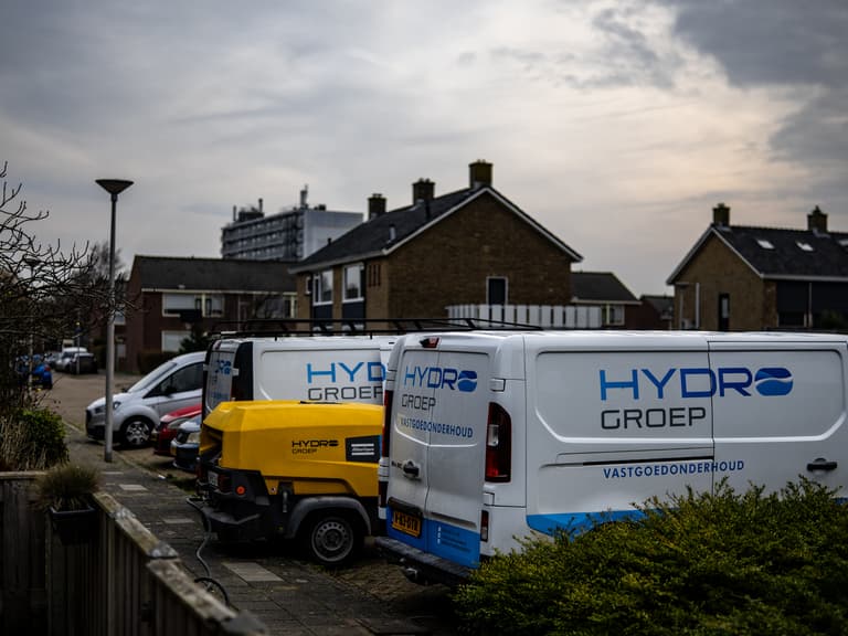 Hydro Groep bedrijfswagens met compressor in woonwijk Brielle voor injectietechnieken