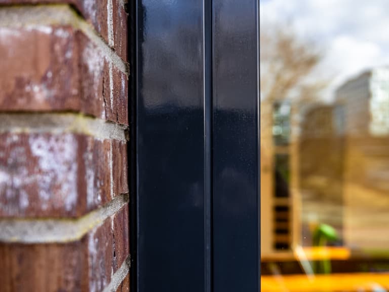 Hoogwerker bij kantoorpand NMG Vastgoed voor coaten van kozijnen in Leiden