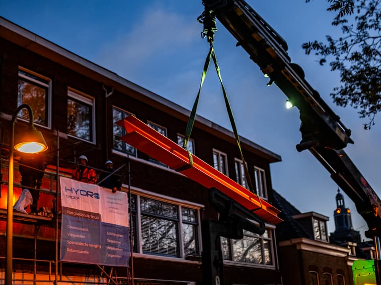 Nachtelijk transport van stalen latei naar bouwplaats in Vlaardingen door Hydro Groep
