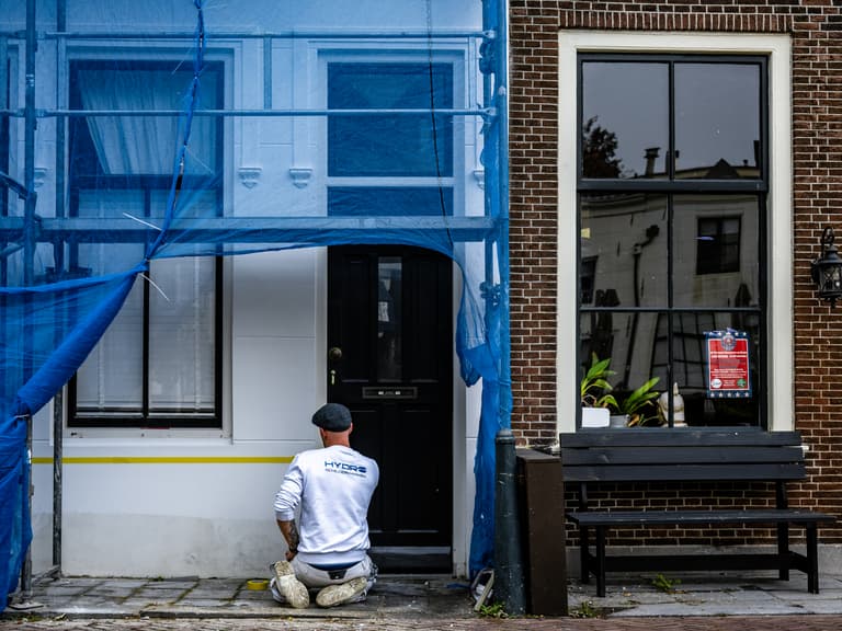 Steiger opgebouwd voor gevelstucwerk aan monumentale woning in centrum Brielle door Hydro Groep