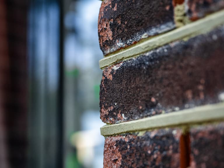 Steiger opgebouwd aan voorgevel voor voegwerkherstel in Rotterdam door Hydro Groep