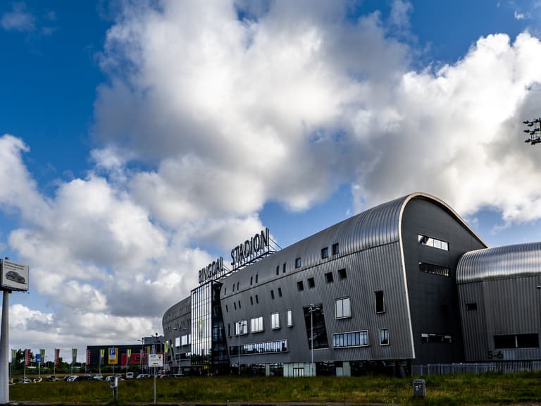 Stedin transformatorhuis met graffiti voor verwijdering met steiger in Rotterdam door Hydro Groep