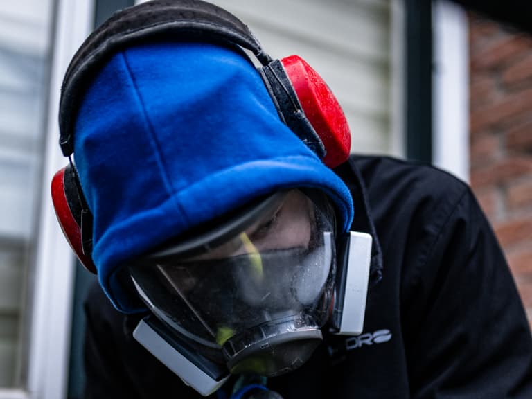 Steiger met beschermdoek aan achtergevel woning in Rhoon tijdens conserveren metselwerk door Hydro Groep