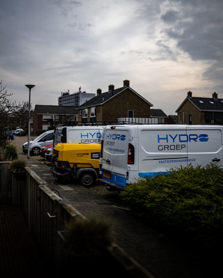 Hydro Groep bedrijfswagens met compressor in woonwijk Brielle voor injectietechnieken