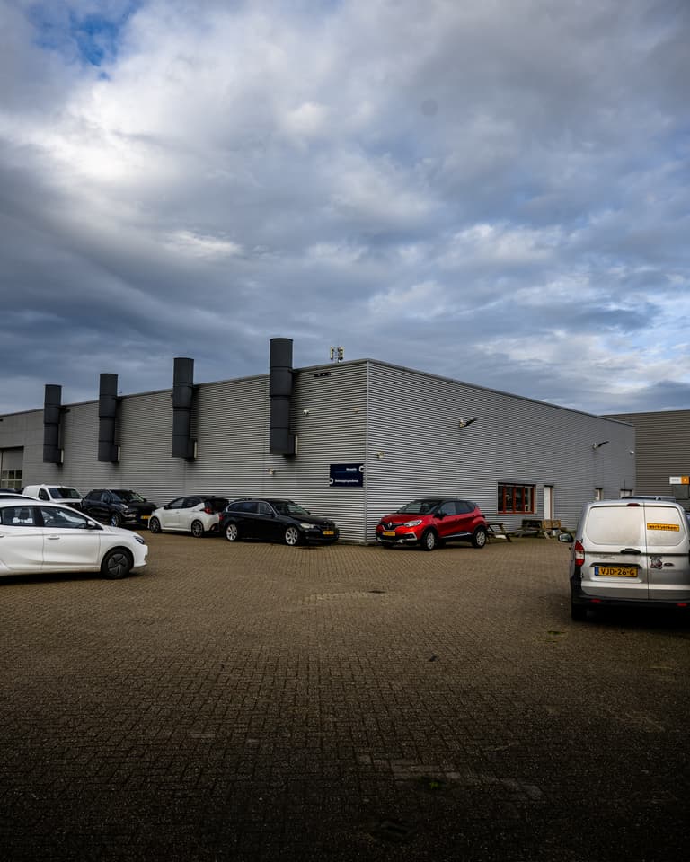 Bedrijfshal met stalen sandwichpanelen voor reiniging bij ABS Den Elzen in Zoetermeer