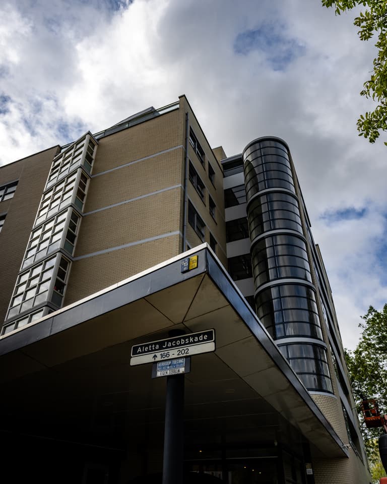 Vakman hakt voegwerk uit op steiger bij wooncomplex VvE Oostelijk Bastion in Vlaardingen