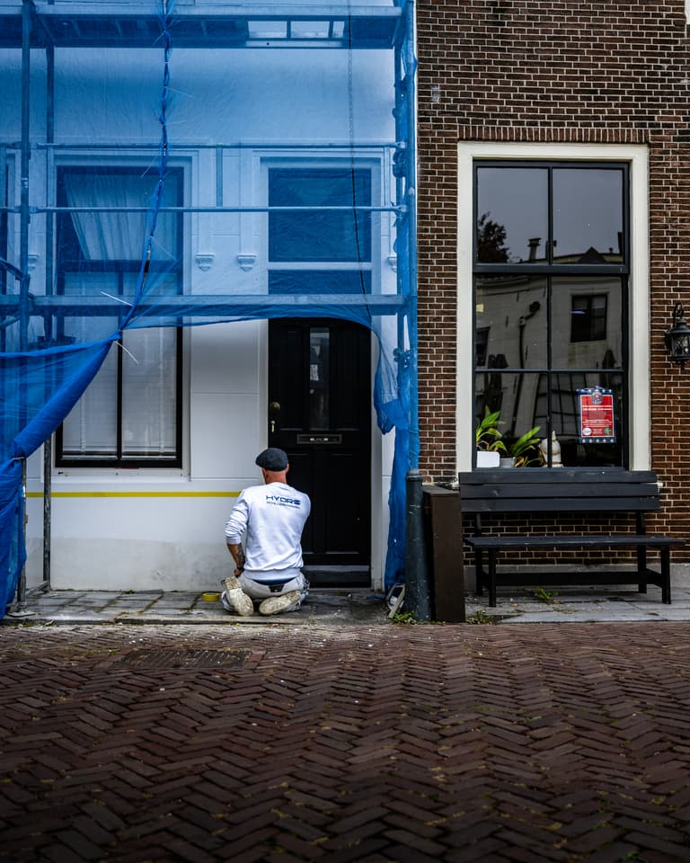 Steiger opgebouwd voor gevelstucwerk aan monumentale woning in centrum Brielle door Hydro Groep