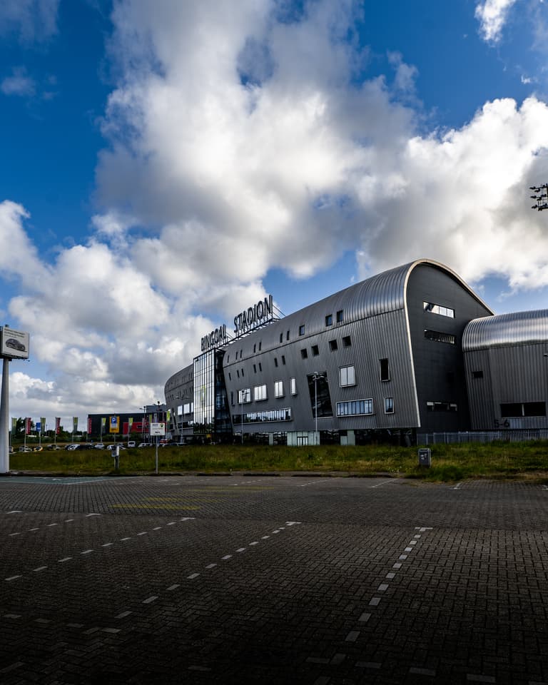 Stedin transformatorhuis met graffiti voor verwijdering met steiger in Rotterdam door Hydro Groep