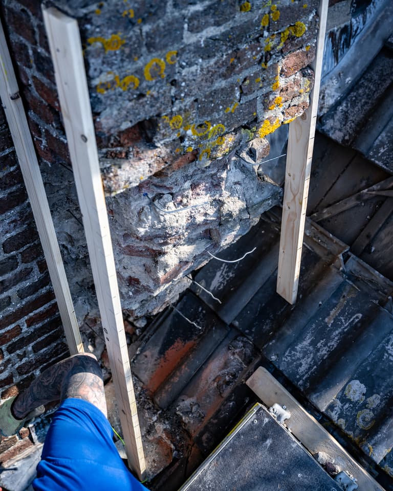 Kerktoren H. Maagd Maria Kerk met windvaan en metselwerk bij conserveren metselwerk in Willemstad
