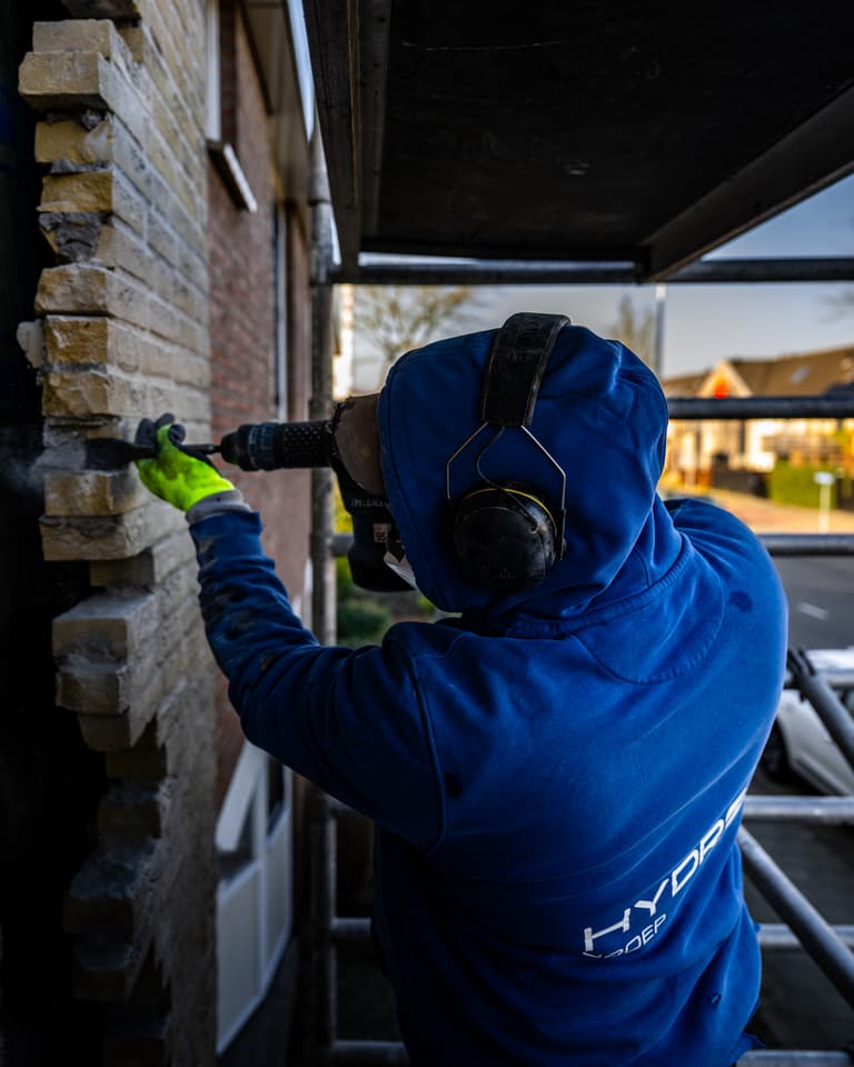 Vervuilde rolluikkast met alg voor reiniging in Capelle aan den IJssel door Hydro Groep